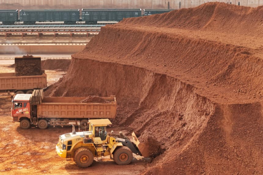 Maquinaria pesada manipulando mineral de bauxita en el puerto de Yantai, en la provincia de Shandong, al este de China, el 29 de octubre de 2025. (Foto de STR/AFP vía Getty Images)