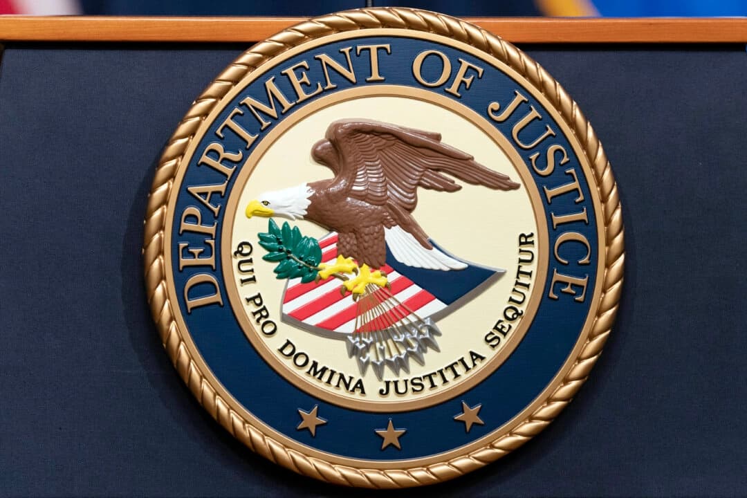 El sello del Departamento de Justicia se observa durante una conferencia de prensa en la sede del Departamento de Justicia en Washington el 16 de mayo de 2023. (Foto: José Luis Magana/AP)