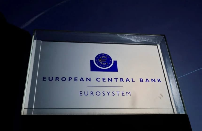Un cartel fuera del edificio del Banco Central Europeo en Fráncfort, Alemania, el 27 de octubre de 2022. (Wolfgang Rattay/Reuters)