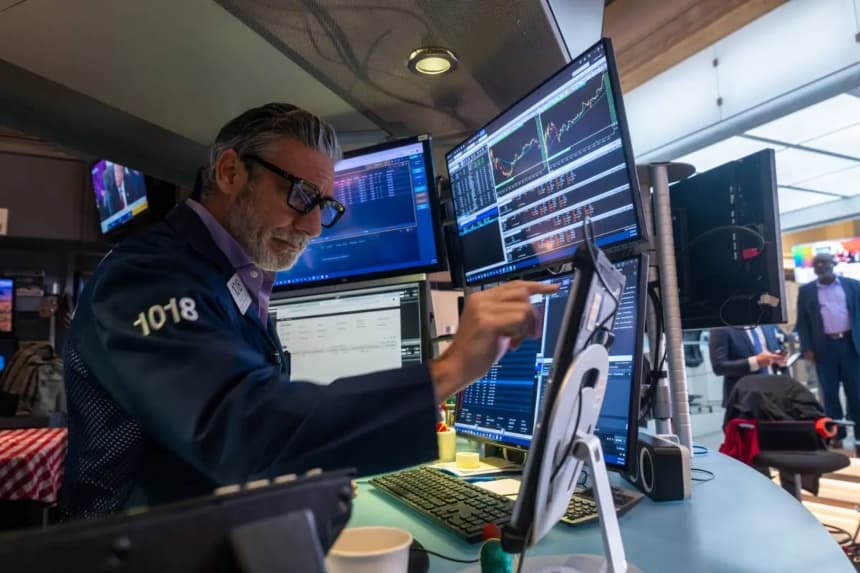 Operadores trabajando en la sala de la Bolsa de Nueva York, el 7 de noviembre de 2025. (Spencer Platt/Getty Images)