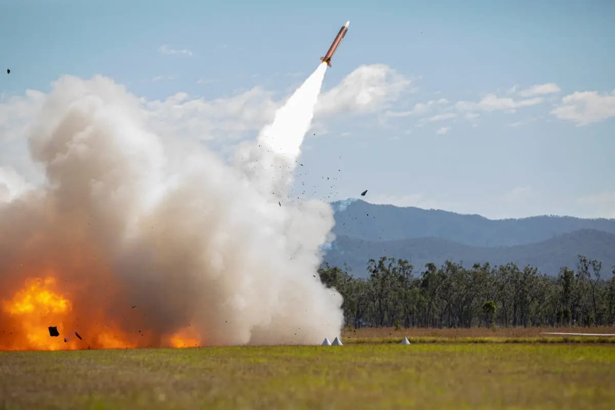 <em>Soldados estadounidenses del 1.er Batallón de Artillería Antiaérea disparan un misil Patriot durante el Ejercicio Talisman Sabre 2021 en Camp Growl, Queensland, Australia, el 16 de julio de 2021. (Imagen cortesía del Ejército de Estados Unidos)</em>