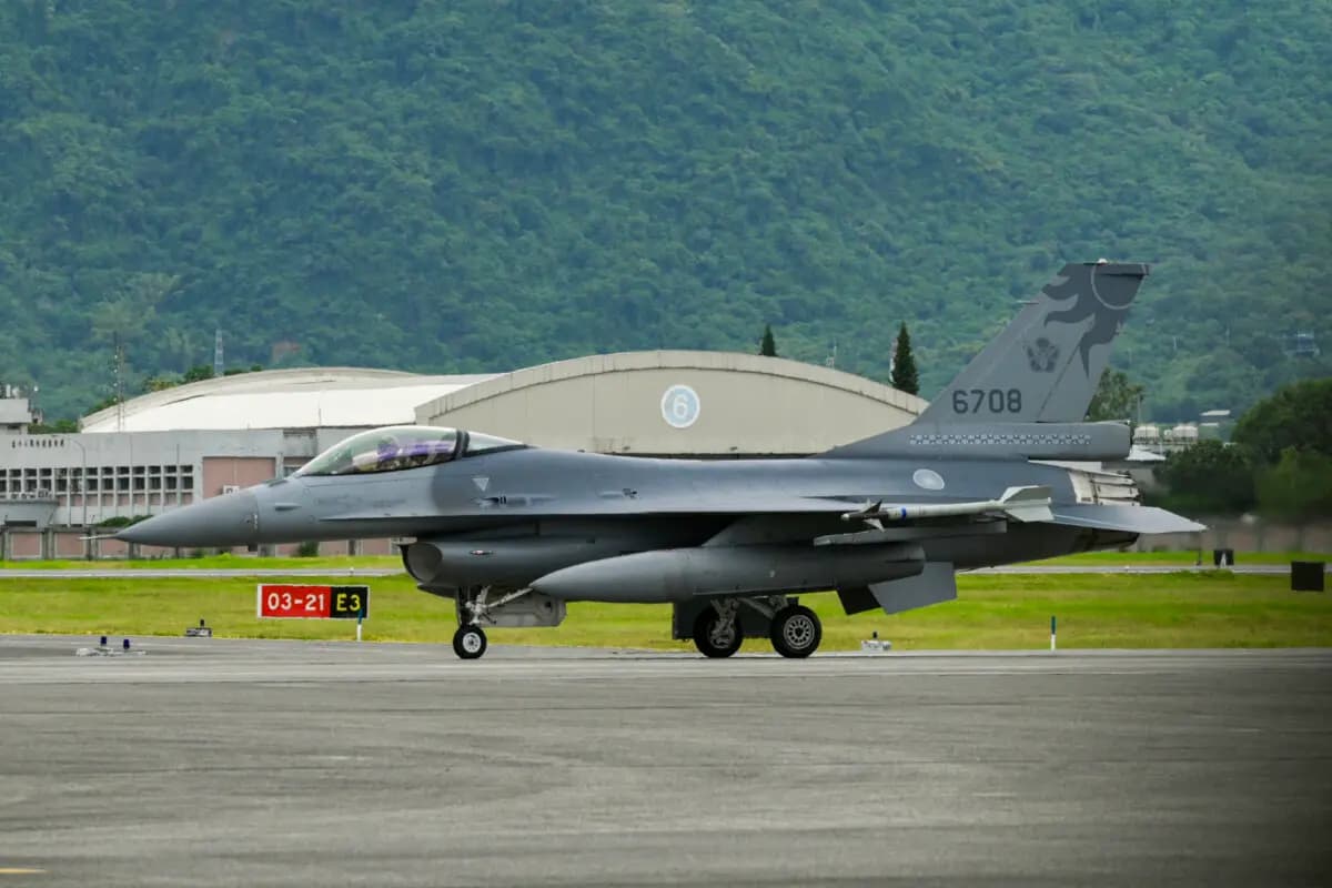 <em>Un avión de combate F-16V fabricado en Estados Unidos rueda por la pista de una base aérea durante las maniobras militares anuales Han Kuang de Taiwán en Hualien, el 23 de julio de 2024. Sam Yeh/AFP vía Getty Images</em>
