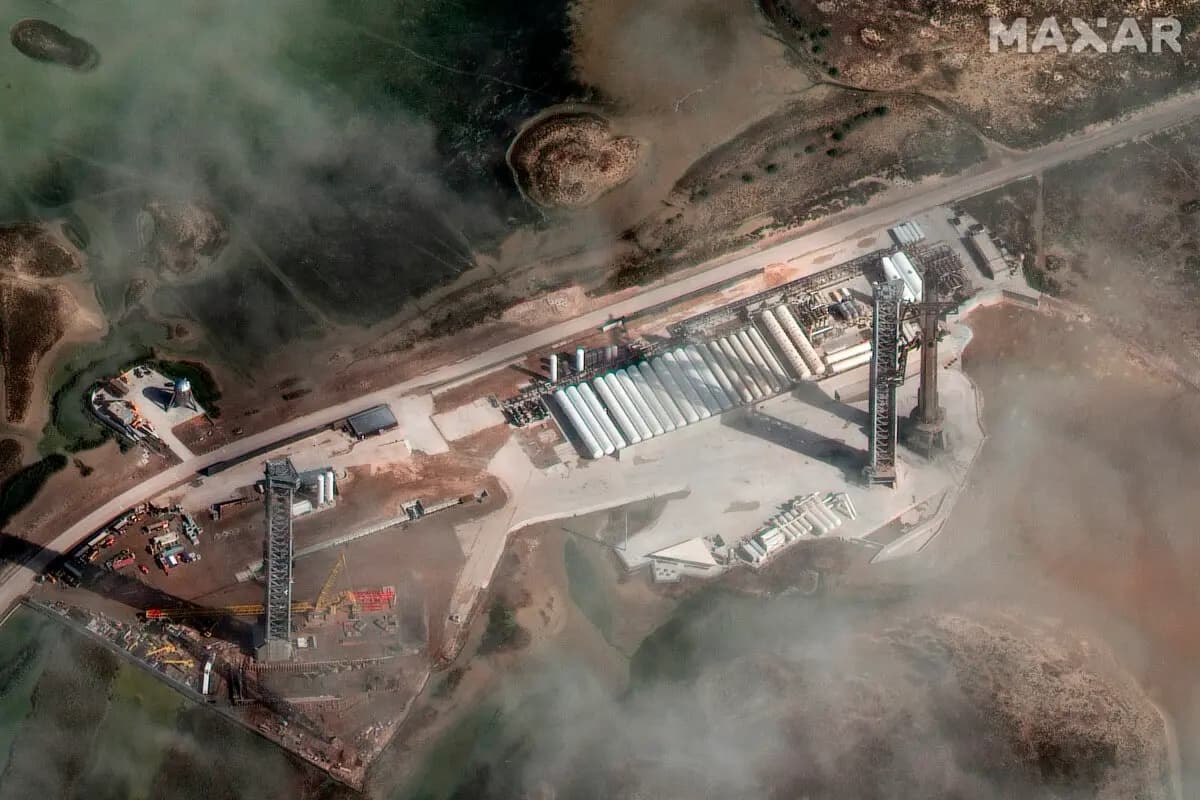 Esta foto proporcionada por Maxar Technologies muestra la nave espacial SpaceX en la plataforma de lanzamiento en Boca Chica, Texas, el 16 de enero de 2025. (Maxar Technologies vía AP)
