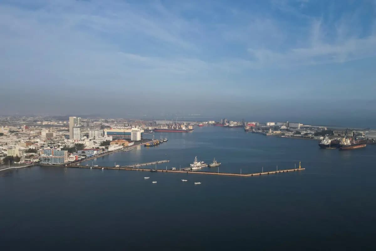 Una vista desde un dron muestra el puerto de Veracruz en el Golfo de América después de que el presidente de Estados Unidos, Donald Trump, emitiera una orden ejecutiva en la que pedía a las instituciones estadounidenses que se refirieran al cuerpo de agua anteriormente conocido como Golfo de México como Golfo de América, en Veracruz, estado de Veracruz, México, el 18 de febrero de 2025. (Yahir Ceballos /Reuters)