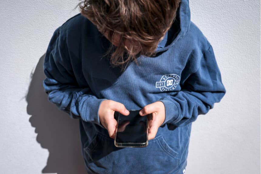 Esta foto tomada el 24 de octubre de 2025 muestra a un niño de 14 años en su casa cerca de Gosford mientras mira las redes sociales en su teléfono. DAVID GRAY/AFP a través de Getty Images)