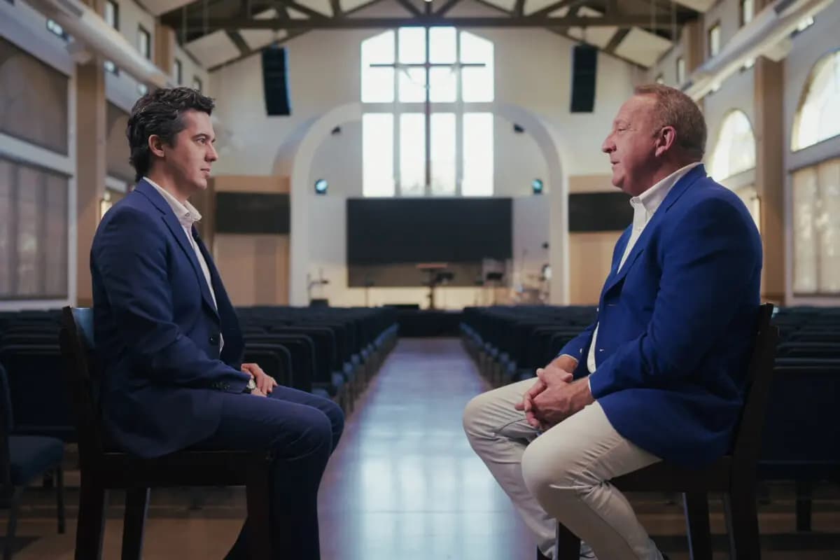 <em>El presentador y reportero senior de The Epoch Times, Joshua Philipp (izq.), entrevista al pastor Rob McCoy para el documental de The Epoch Times "Verdad bajo fuego: El encuadre de Charlie Kirk". (The Epoch Times)</em>