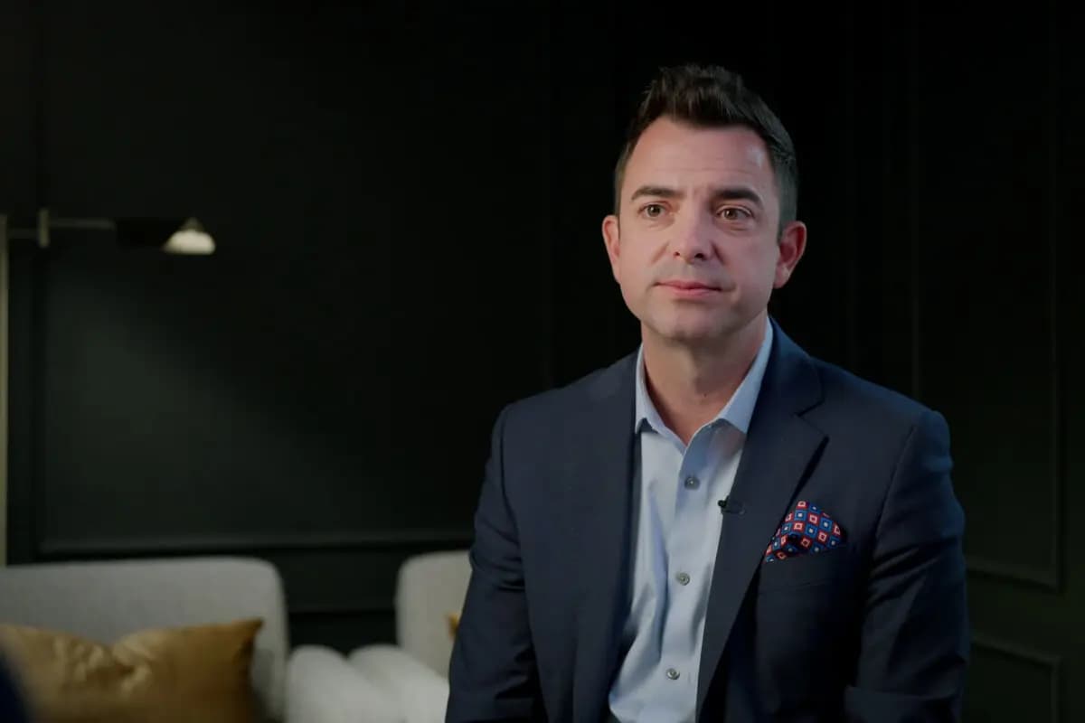 <em>Lucas Miles, director senior de TPUSA Faith, concede una entrevista para el documental de The Epoch Times "Verdad bajo fuego: El montaje mediático contra Charlie Kirk". (The Epoch Times)</em>