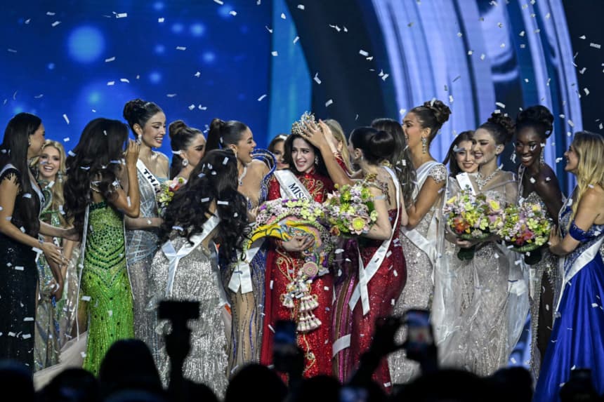 La mexicana Fatima Bosch (C) es rodeada por las concursantes mientras celebra haber ganado el certamen Miss Universo 2025 en Nonthaburi, al norte de Bangkok, el 21 de noviembre de 2025.(LILLIAN SUWANRUMPHA/AFP via Getty Images)