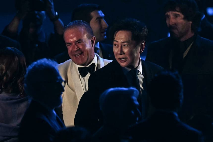 El director de Miss Universo Tailandia, Nawat Itsaragrisil (D), y el empresario mexicano y presidente de la Organización Miss Universo, Raul Rocha (I), llegan antes de la presentación de trajes nacionales de Miss Universo 2025 en la provincia de Nonthaburi, al norte de Bangkok, el 19 de noviembre de 2025. (LILLIAN SUWANRUMPHA/AFP via Getty Images)