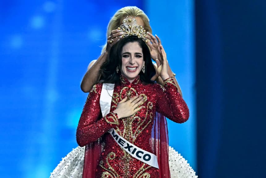 La mexicana Fatima Bosch (C) es coronada mientras celebra haber ganado el certamen Miss Universo 2025 en Nonthaburi, al norte de Bangkok, el 21 de noviembre de 2025. (LILLIAN SUWANRUMPHA/AFP via Getty Images)