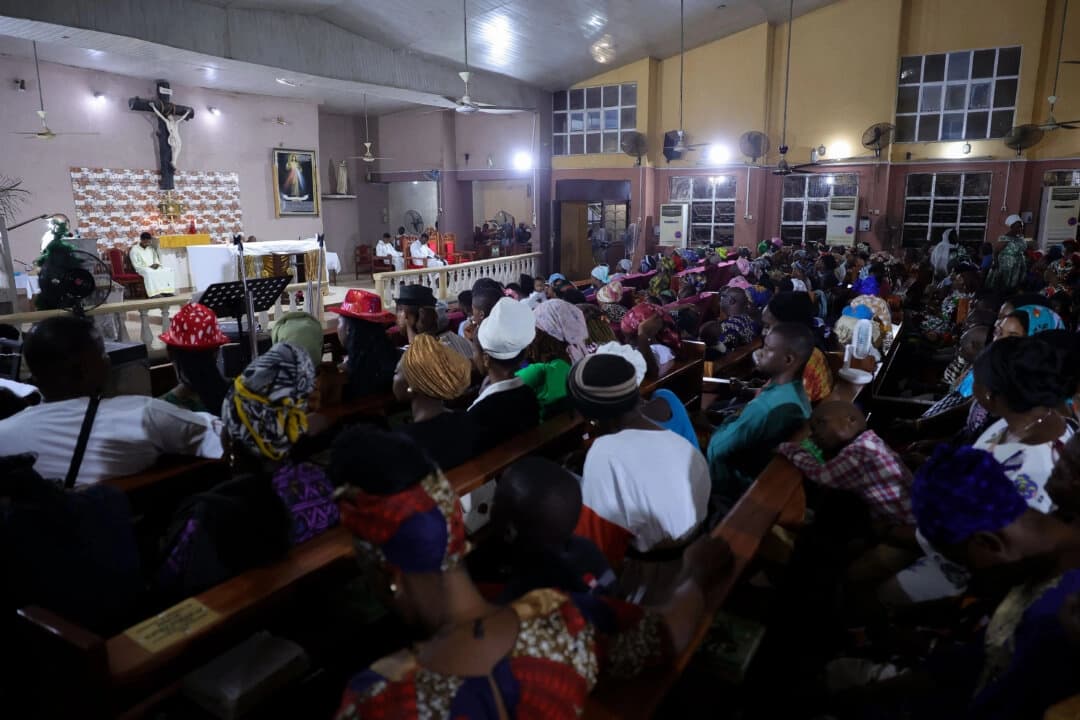 Cristianos se reúnen para la misa de fin de año celebrada en la iglesia católica del Purísimo Corazón de María en Ijebu Imushin, Nigeria, el 31 de diciembre de 2023. (Samuel Alabi/AFP vía Getty Images)