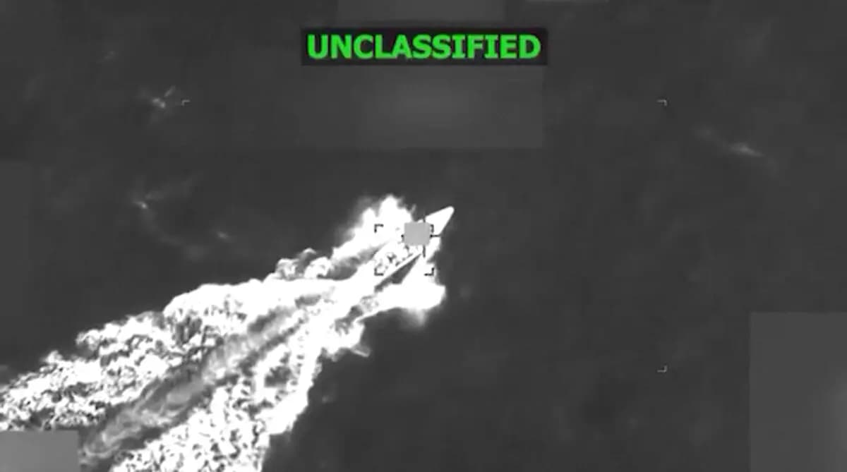 Fotograma de las imágenes de un ataque a un supuesto barco de drogas en el Caribe el 6 de noviembre de 2025. (@SecWar/X)