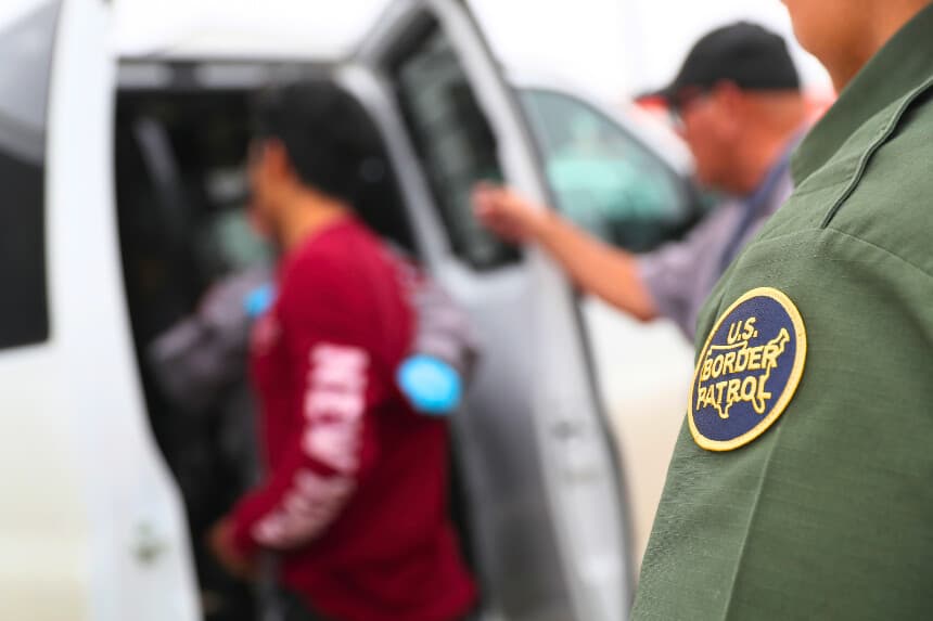 Agentes fronterizos estadounidenses detienen a un inmigrante indocumentado capturado cerca de la frontera entre Estados Unidos y México en Texas. (Foto de John Moore/Getty Images)