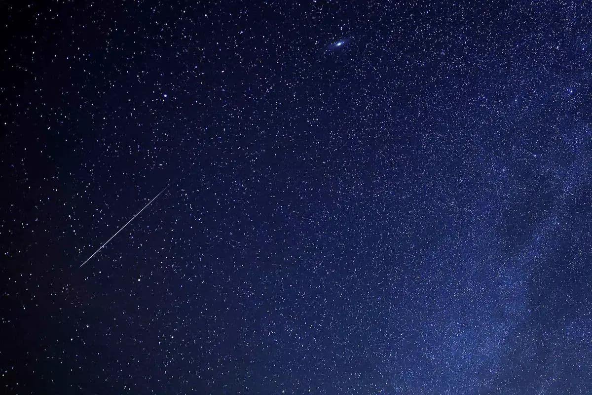Un meteoro Gemínida se quema en el cielo sobre el desierto de al-Abrak, al norte de Kuwait, el 15 de diciembre de 2023. (YASSER AL-ZAYYAT/AFP a través de Getty Images).