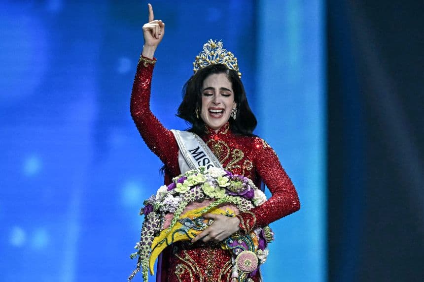 La señorita México, Fátima Bosch, celebra su victoria en el certamen de Miss Universo 2025 en Nonthaburi, al norte de Bangkok, el 21 de noviembre de 2025.  (LILLIAN SUWANRUMPHA/AFP vía Getty Images)