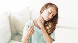 Ejercicios simples que alivian el dolor de hombros y cuello