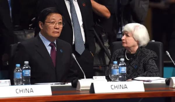 <em>El ministro de Finanzas chino, Lou Jiwei, conversa con la presidenta de la Reserva Federal de Estados Unidos, Janet Yellen, en la reunión de ministros de Finanzas y gobernadores de bancos centrales del G20 en Cairns, Australia, el 20 de septiembre de 2014. (William West/AFP/Getty Images)</em>