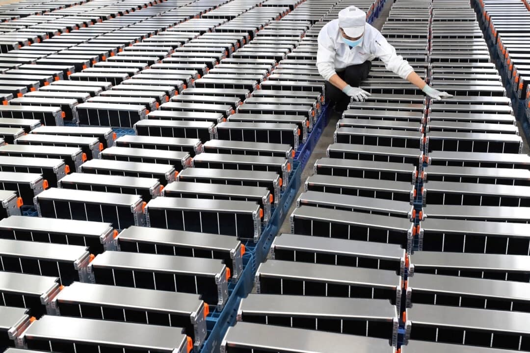 <em>Un trabajador maneja baterías de automóvil en una fábrica de Xinwangda Electric Vehicle Battery Co. Ltd., que produce baterías de litio para automóviles eléctricos y otros usos, en Nanjing, provincia de Jiangsu, China, el 12 de marzo de 2021. (STR/AFP vía Getty Images)</em>