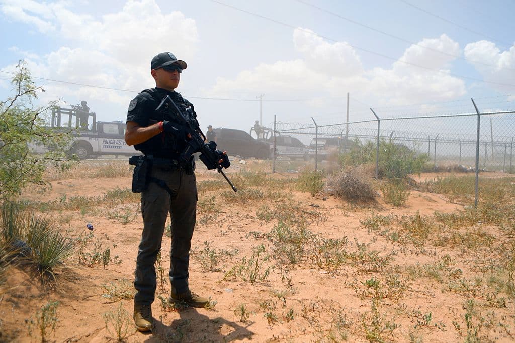 Imagen ilustrativa - Un agente de la Secretaría de Seguridad Pública del Estado de Chihuahua (SSPE) participa en una patrullaje en Ciudad Juárez, estado de Chihuahua, el 20 de agosto de 2025. (HERIKA MARTÍNEZ/AFP a través de Getty Images)