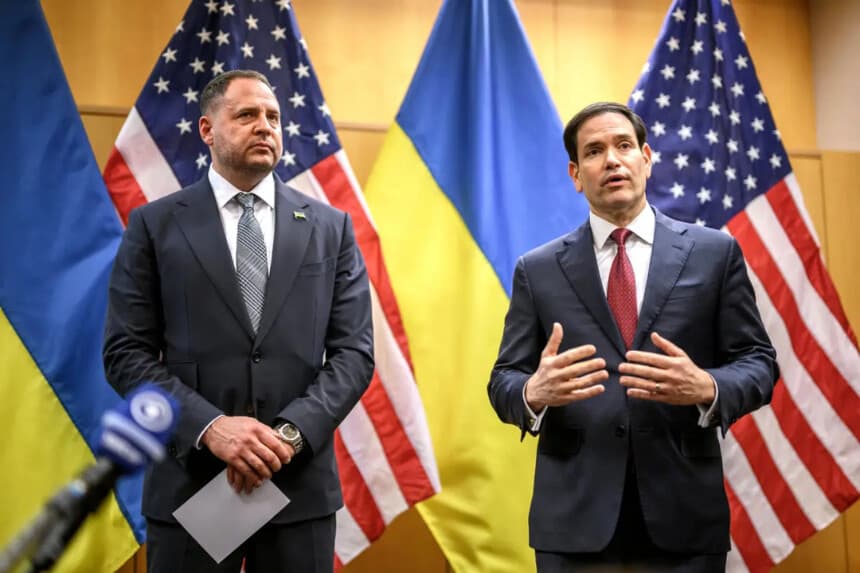 <em>El secretario de Estado de EE. UU., Marco Rubio (Der.), y el jefe de gabinete de la Presidencia de Ucrania, Andriy Yermak (Izq.), ofrecen una rueda de prensa tras sus conversaciones a puerta cerrada sobre un plan estadounidense para poner fin a la guerra en Ucrania en la Misión de EE. UU. en Ginebra el 23 de noviembre de 2025. (Fabrice Coffrini/AFP a través de Getty Images)</em>