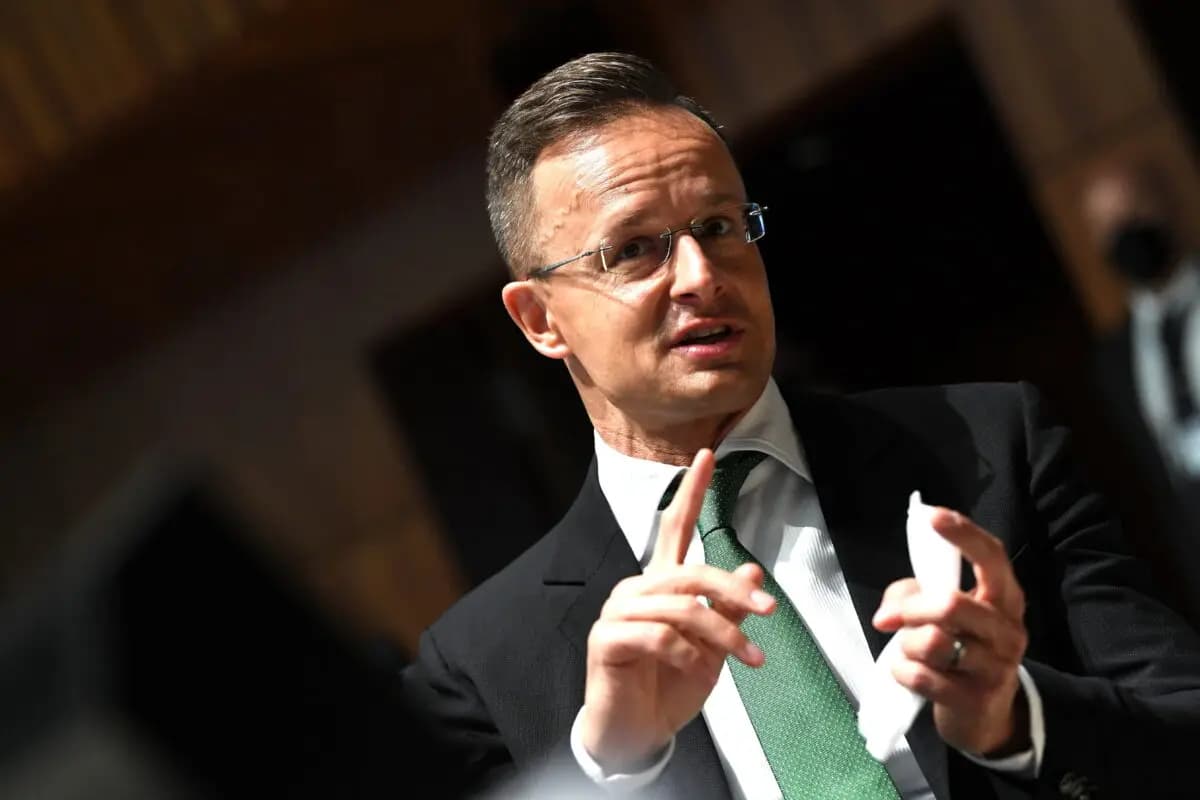<em>El ministro de Asuntos Exteriores húngaro, Peter Szijjarto, gesticula durante una reunión en Luxemburgo el 22 de junio de 2021. (John Thys/Reuters)</em>