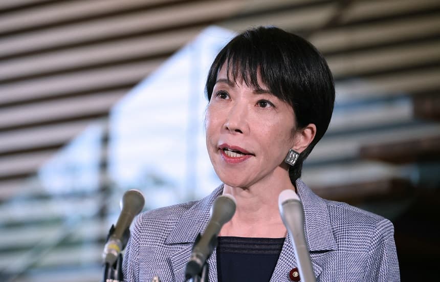 La primera ministra de Japón, Sanae Takaichi, responde a las preguntas de los periodistas sobre sus conversaciones telefónicas con el presidente de Estados Unidos, Donald Trump, en la Oficina del Primer Ministro en Tokio, el 25 de noviembre de 2025. (JIJI Press / AFP a través de Getty Images)