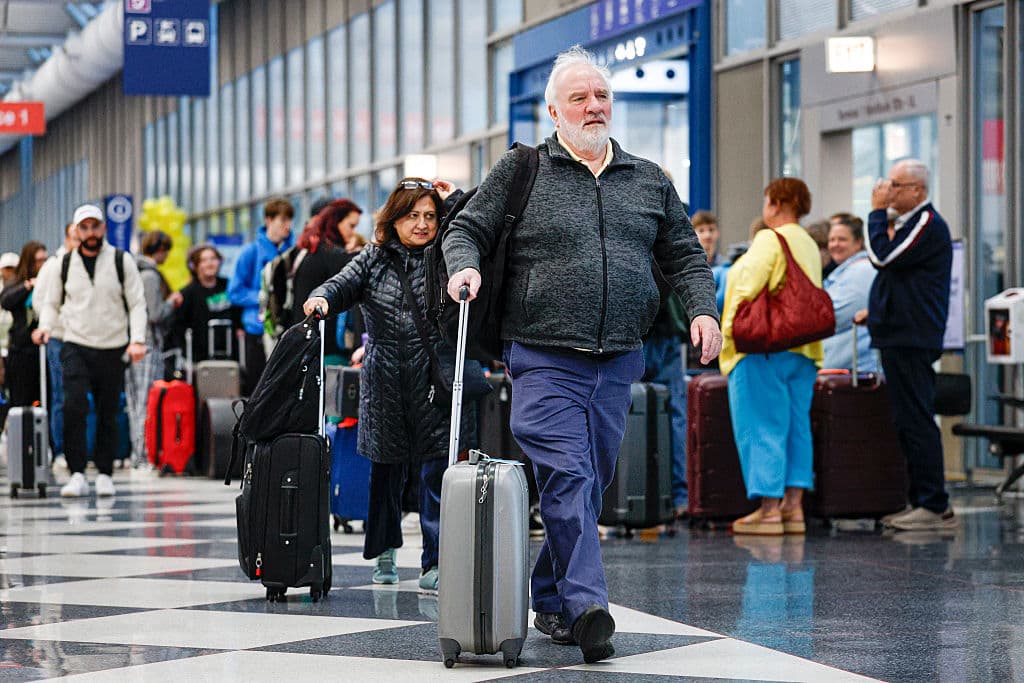 Viajeros llegan para tomar sus vuelos en el Aeropuerto Internacional O'Hare de Chicago, Illinois, el 25 de noviembre de 2025. (Foto de KAMIL KRZACZYNSKI / AFP a través de Getty Images)