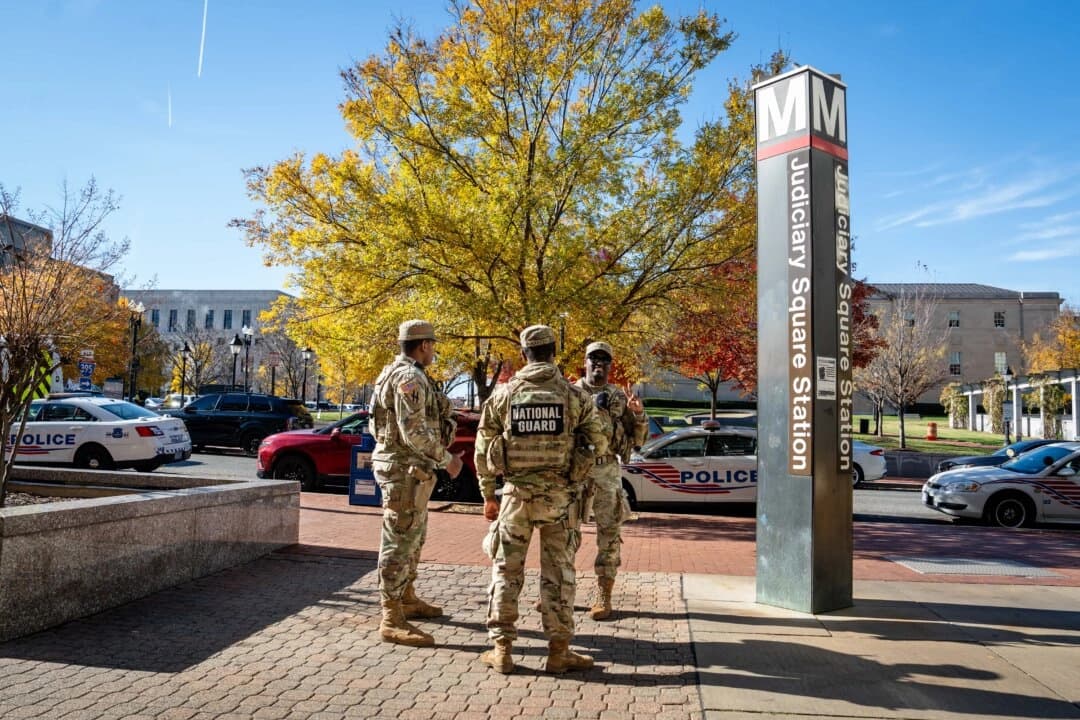 Miembros de la Guardia Nacional en la parada del metro de Judiciary Square en Washington, el 24 de noviembre de 2025. (Madalina Kilroy/The Epoch Times)