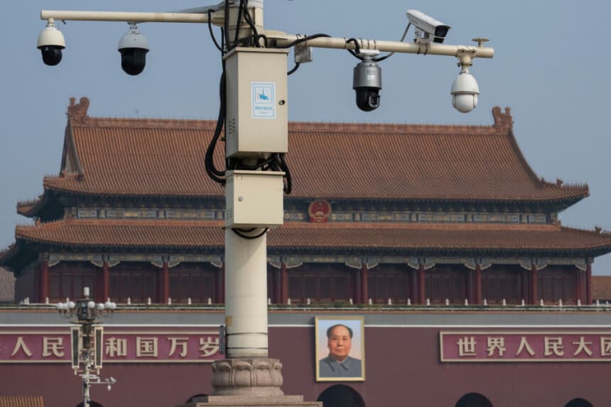 Cámaras de seguridad en la Plaza de Tiananmen después de la sesión de clausura de la Conferencia Consultiva Política del Pueblo Chino, o CCPPCh, en el Gran Salón del Pueblo el 10 de marzo de 2025 en Beijing, China. (Foto de Kevin Frayer/Getty Images)