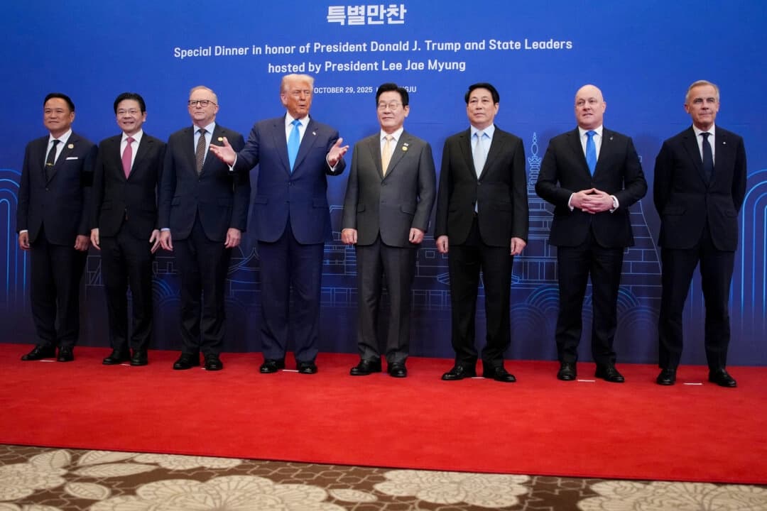 <em>Los líderes de la APEC posan para una foto grupal antes de una cena en honor al presidente de Estados Unidos, Donald Trump (cuarto por la izq.) durante las reuniones de la APEC en el Hilton Gyeongju en Gyeongju, Corea del Sur, el 29 de octubre de 2025. La administración Trump ha cerrado acuerdos comerciales con varios países, incluidos el Reino Unido, la Unión Europea, Japón y Corea del Sur. (Andrew Harnik/Getty Images)</em>