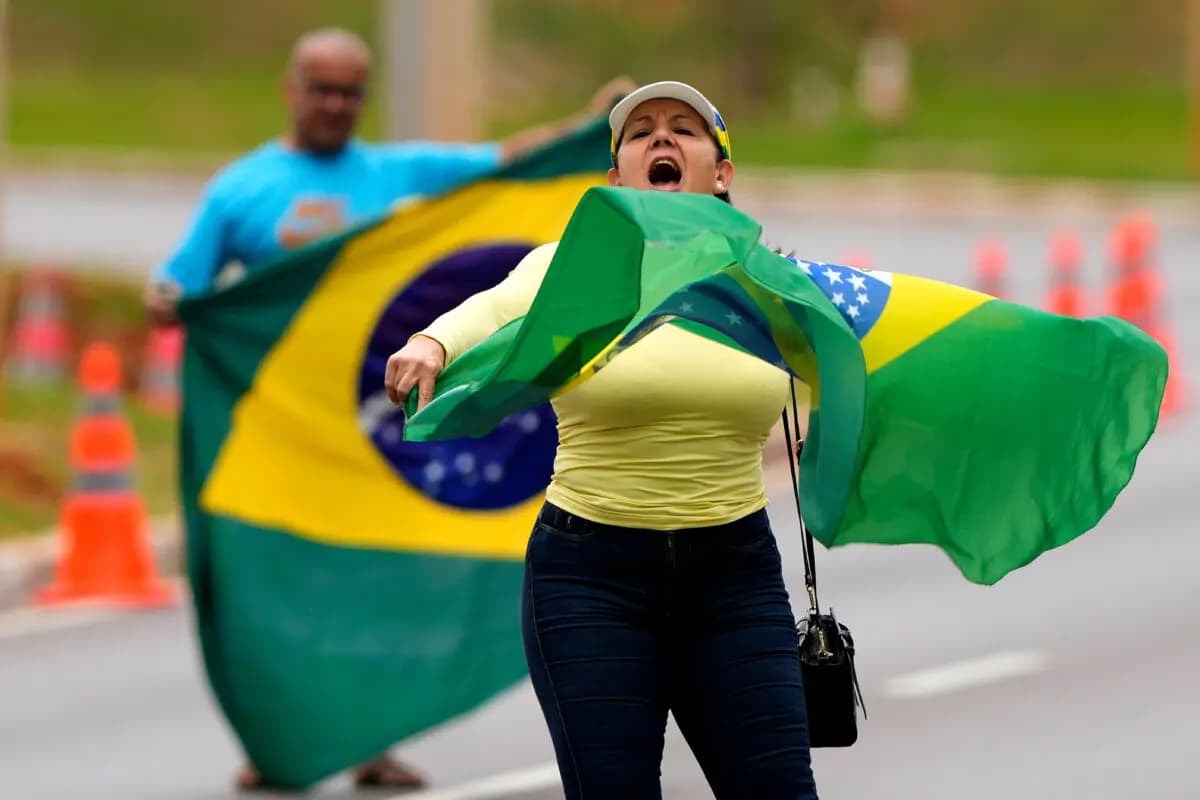 <em>Partidarios del expresidente Jair Bolsonaro protestan frente a la sede de la policía federal, donde se encuentra detenido, en Brasilia, Brasil, el 23 de noviembre de 2025. (Eraldo Peres / Foto AP)</em>