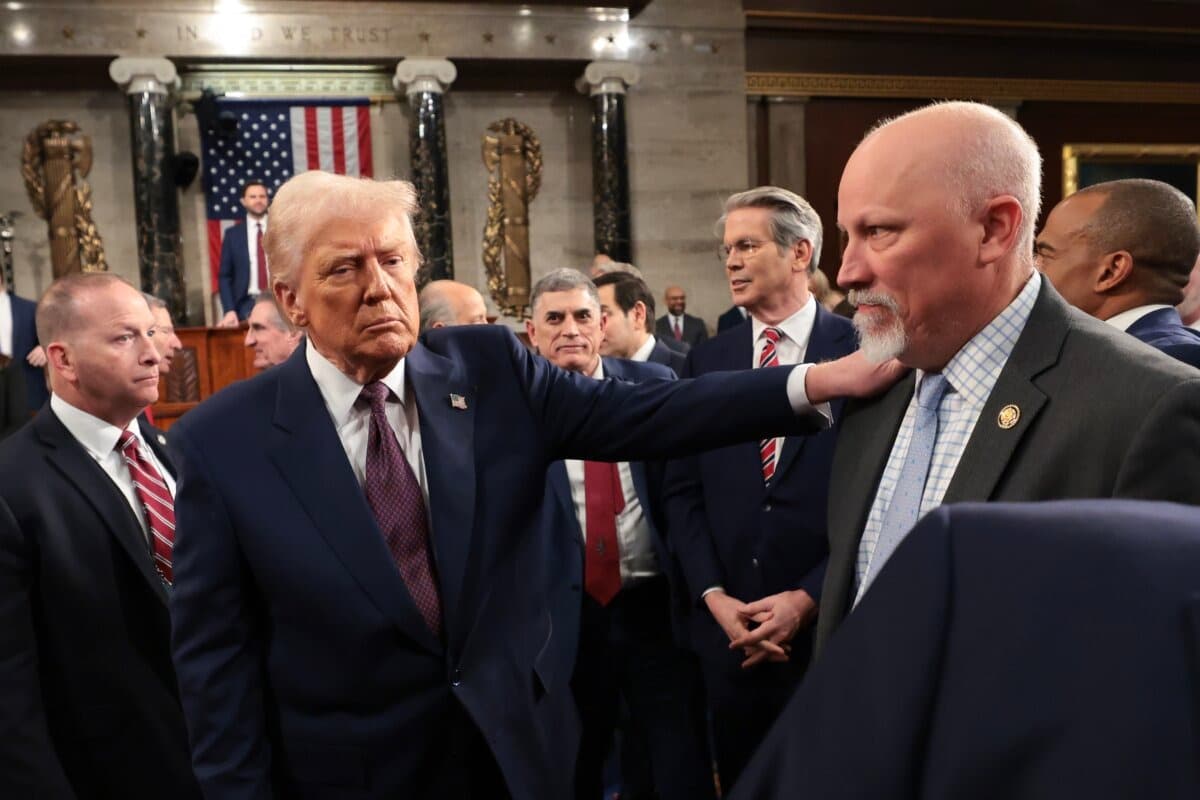 El presidente Donald Trump saluda al representante Chip Roy (R.TX) al salir tras pronunciar un discurso ante una sesión conjunta del Congreso en el Capitolio de Estados Unidos, en Washington, el 4 de marzo de 2025. (Win McNamee/Getty Images).