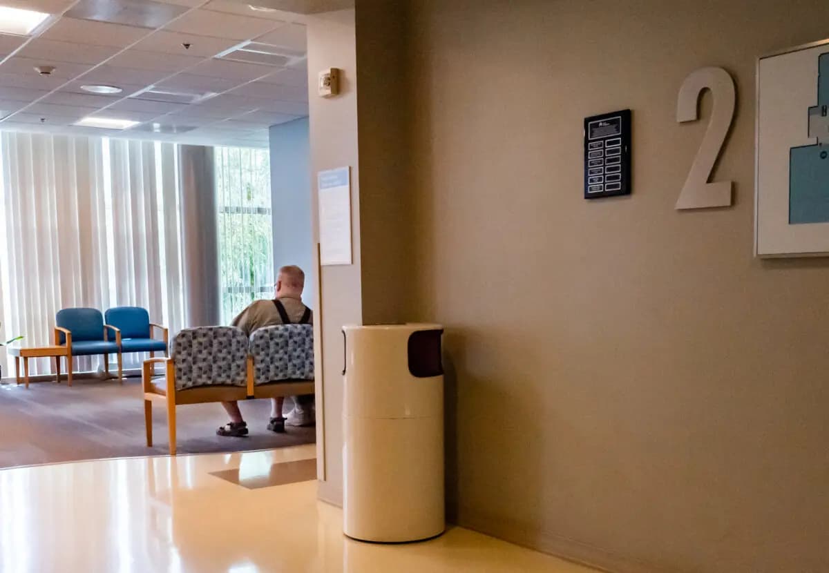 <em>Un hombre espera en un hospital de la ciudad de Irvine, California, el 8 de julio de 2025. (John Fredricks/The Epoch Times)</em>