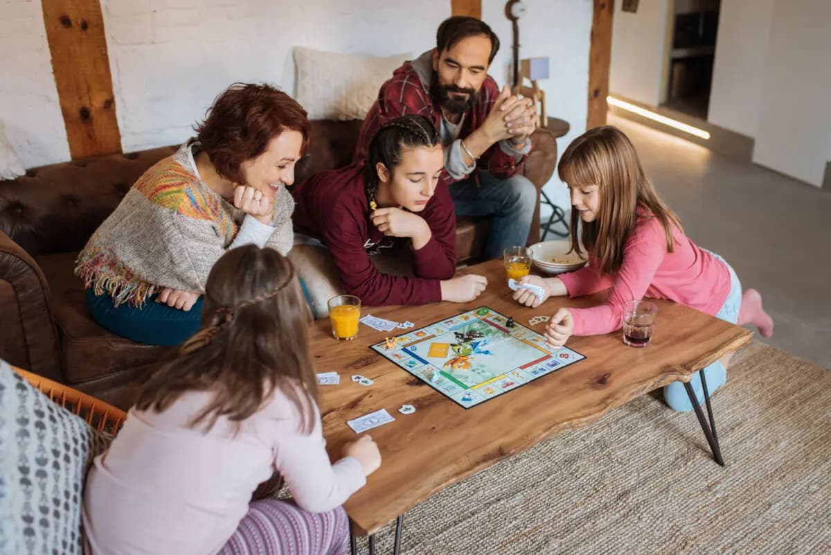 Las actividades sin pantallas fomentan la resolución colaborativa de problemas, la risa y las conversaciones significativas. (David Prado Perucha/Shutterstock)