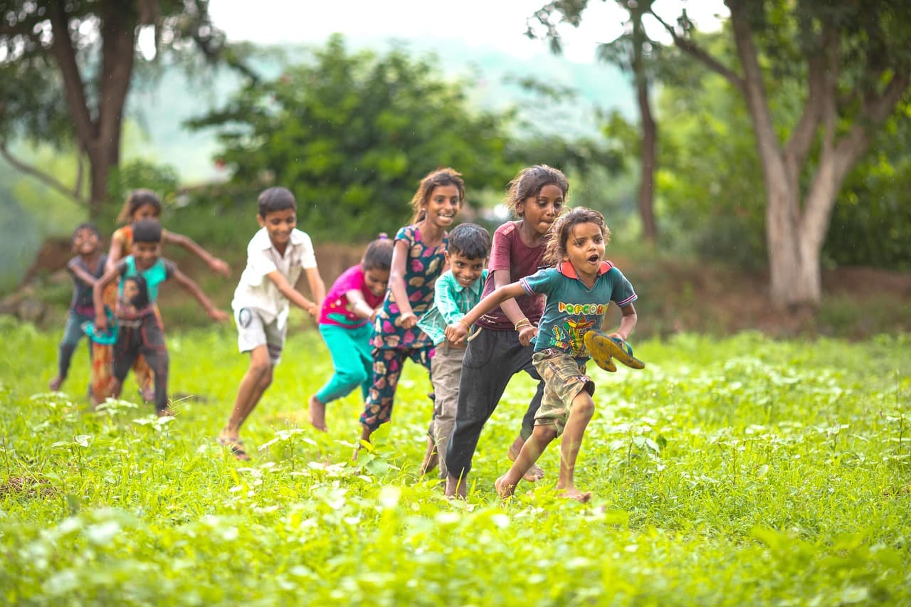 Enseñar a los niños disfrutar el mundo real, no el digital. (KailashKumarPhotography/Pixabay)