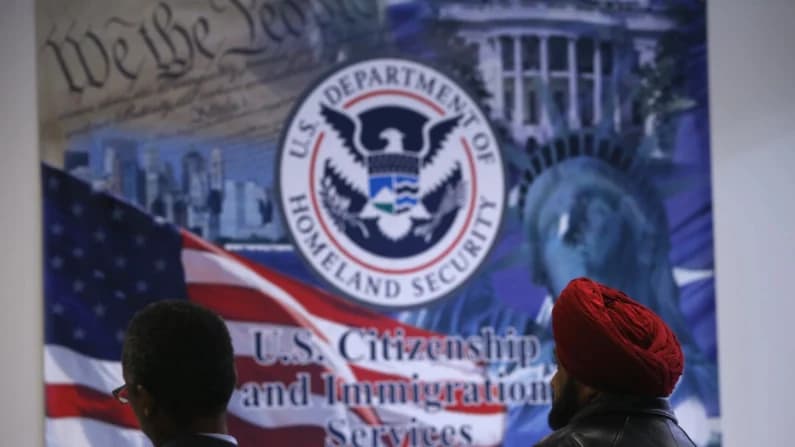 Solicitantes de Green Card tendrán que aplicar desde su país de origen, según nueva política