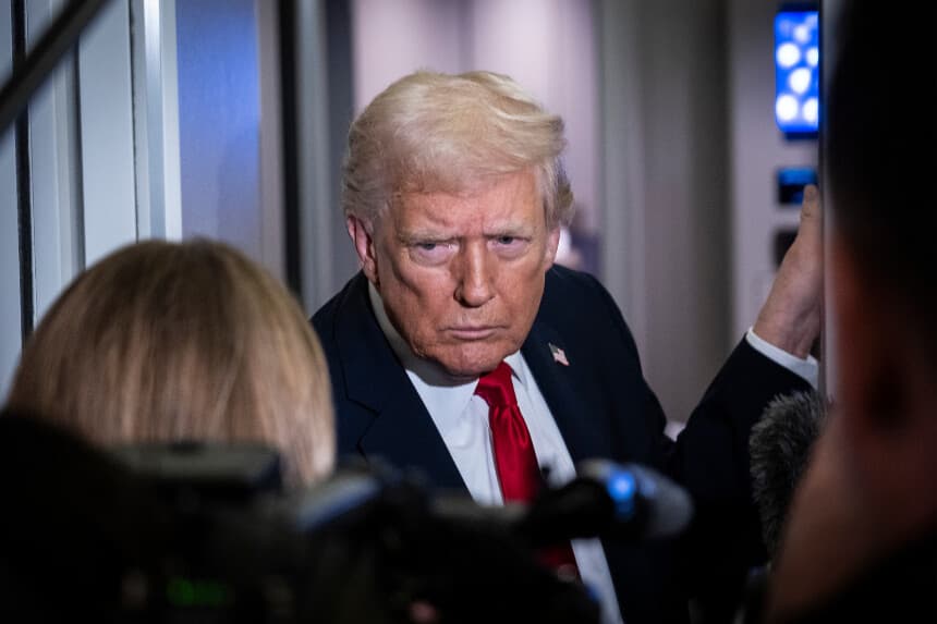 El presidente Donald Trump habla con los medios de comunicación a bordo del Air Force One el 25 de noviembre de 2025, durante un vuelo con destino a Florida.  (Foto de Pete Marovich/Getty Images)