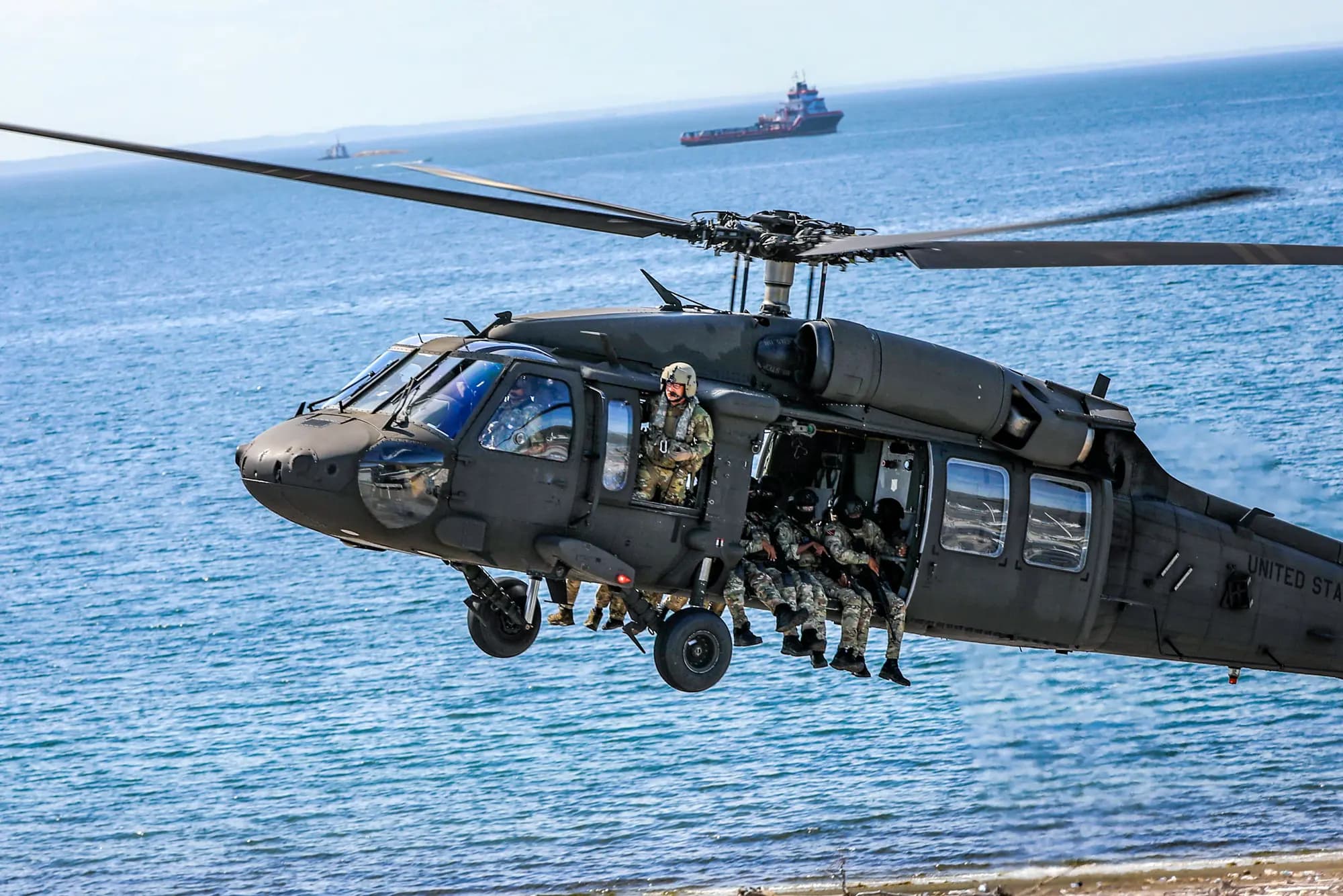 <em>Fuerzas de operaciones especiales de Trinidad y Tobago y Jamaica a bordo de un helicóptero UH-60 Black Hawk asignado a la Compañía Alfa, 1er Batallón, 169.o Regimiento de Aviación de la Guardia Nacional del Ejército de New Hampshire llevó a cabo un asalto aéreo durante un ejercicio el 7 de mayo de 2025. (Fotografía de la Guardia Nacional del Ejército de Estados Unidos por la sargento Timicia George Petrus).</em>