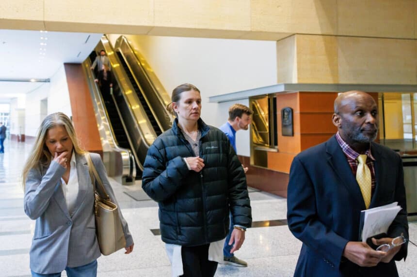 Aimee Bock, fundadora y directora ejecutiva de la organización sin ánimo de lucro Feeding Our Future, llega al tribunal federal de Minneapolis con su abogado, Ken Udoibok, a la derecha, el miércoles 19 de marzo de 2025, en Minneapolis, Minnesota. (Kerem Yücel/Minnesota Public Radio vía AP)