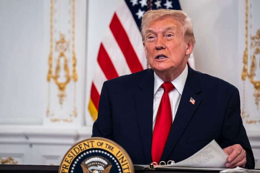 Trump dice estar cancelando todas las órdenes ejecutivas de Biden firmadas con Autopen