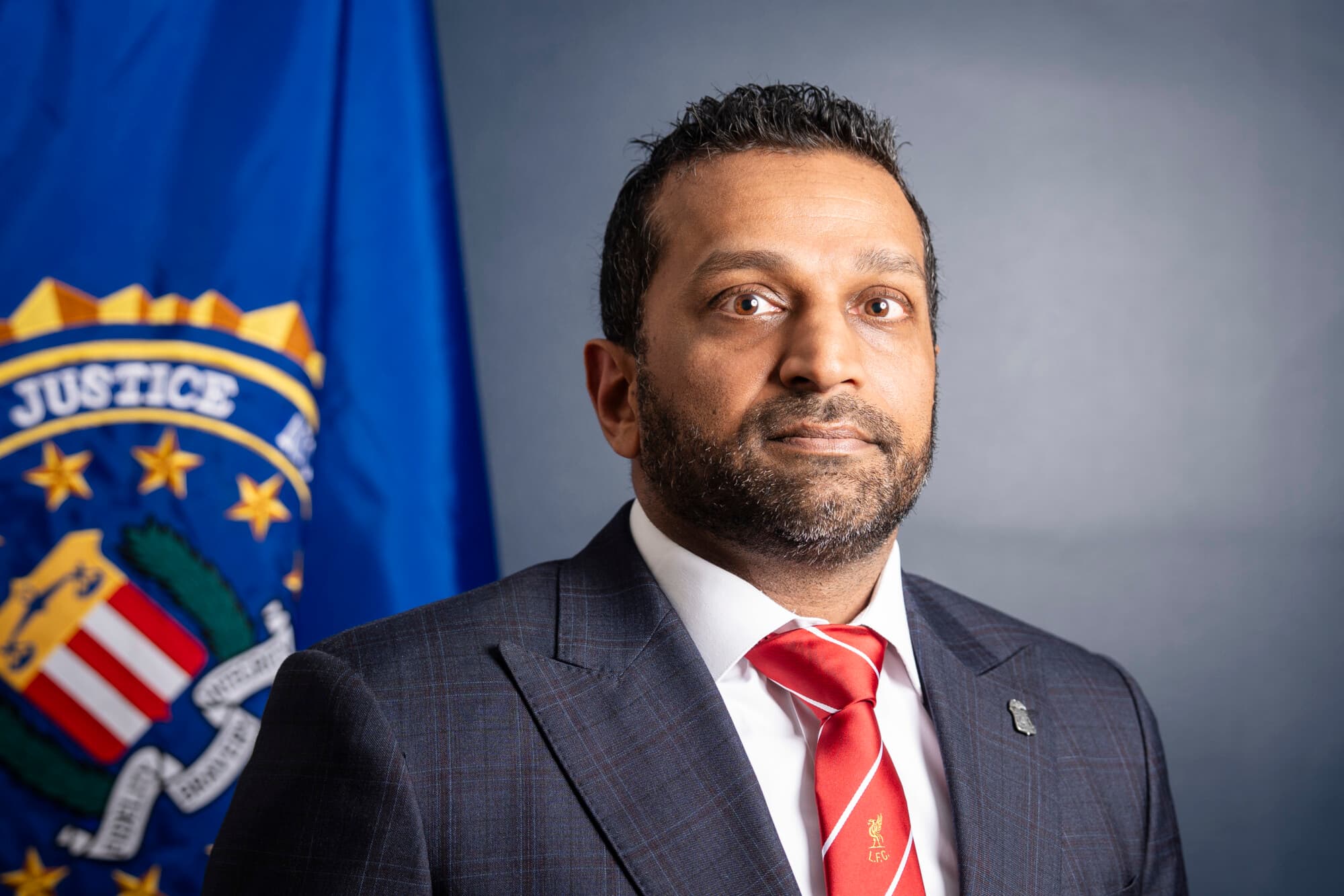 <em>El director del FBI, Kash Patel, después de hablar en una entrevista en la sede de la agencia en Washington el 26 de noviembre de 2025. (Samira Bouaou/The Epoch Times)</em>