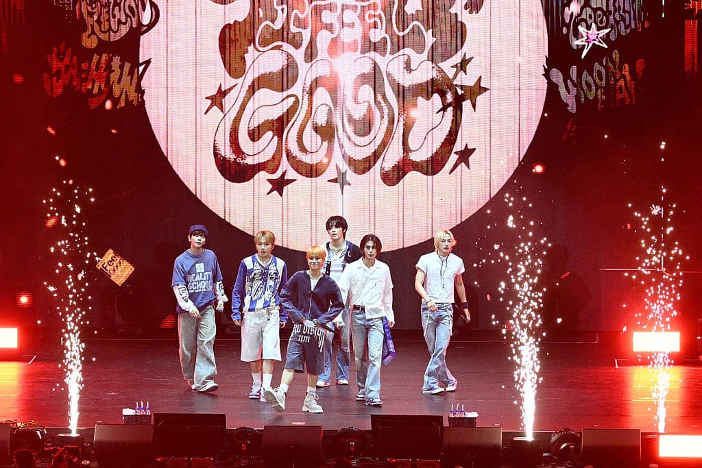 El grupo surcoreano de K-pop BoyNextDoor actúa en el escenario durante la ceremonia de inauguración del Campeonato Mundial de Voleibol Masculino en Manila el 12 de septiembre de 2025. (Foto de Ted ALJIBE / AFP) (Foto de TED ALJIBE/AFP vía Getty Images)
