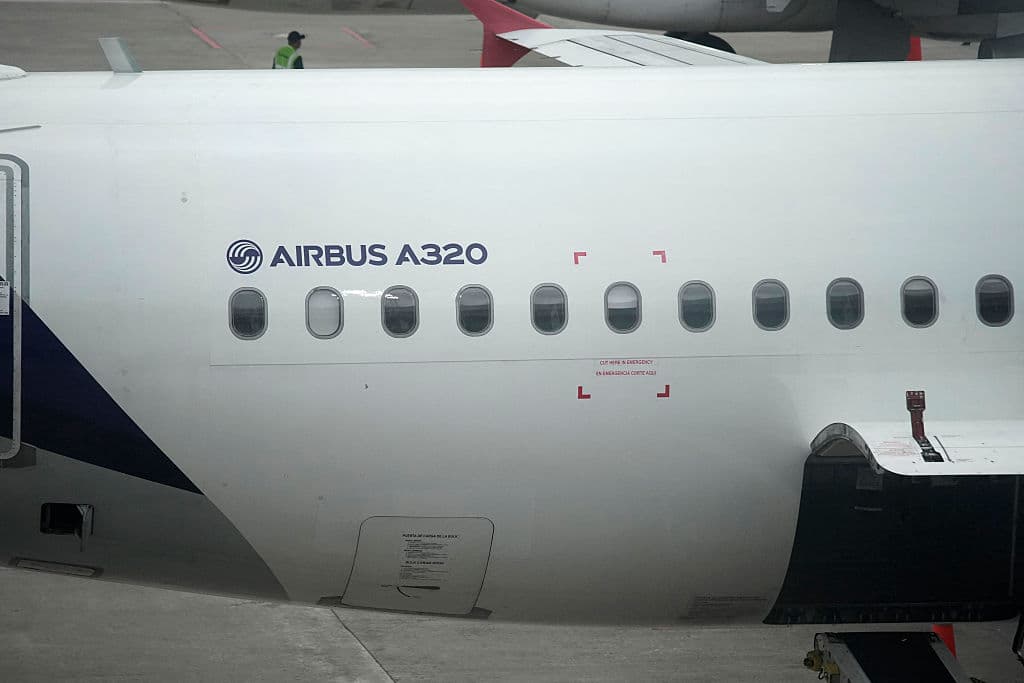 Un Airbus A320 de Latam Airlines en la pista del aeropuerto El Dorado de Bogotá el 28 de noviembre de 2025. (Foto de Sergio Yate / AFP vía Getty Images)