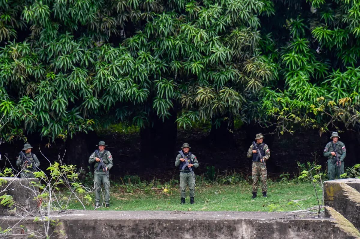 <em>Militares venezolanos patrullan el Puente Internacional Simón Bolívar en la frontera entre Colombia y Venezuela, en la foto tomada desde Villa del Rosario, Colombia, el 16 de octubre de 2025. (Schneyder Mendoza/AFP vía Getty Images)</em>