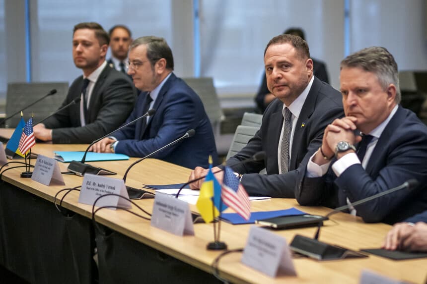 El jefe de gabinete de la Oficina Presidencial de Ucrania, Andriy Yermak (segundo por la derecha), junto al viceministro de Asuntos Exteriores de Ucrania, Sergiy Kyslytsya (derecha), y el subjefe de Inteligencia de Defensa de Ucrania, Vadym Skibitskyi (segundo por la izquierda), observa mientras se reúne con el secretario de Estado de EE. UU. y el enviado especial de EE. UU. durante las conversaciones sobre el plan estadounidense para poner fin a la guerra en Ucrania en la Misión de EE. UU. en Ginebra, el 23 de noviembre de 2025. (Fabrice COFFRINI / AFP a través de Getty Images)