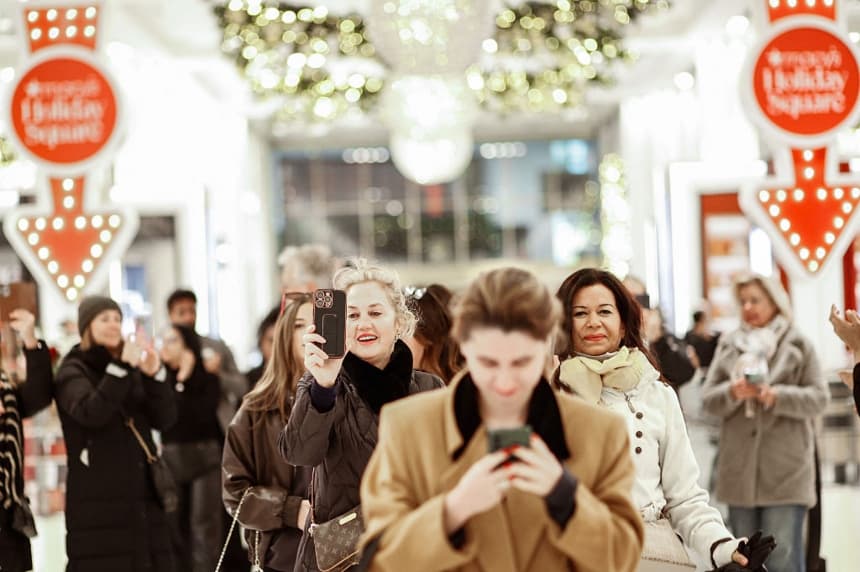 Compradores de EE. UU. gastan miles de millones en ofertas navideñas durante el Black Friday