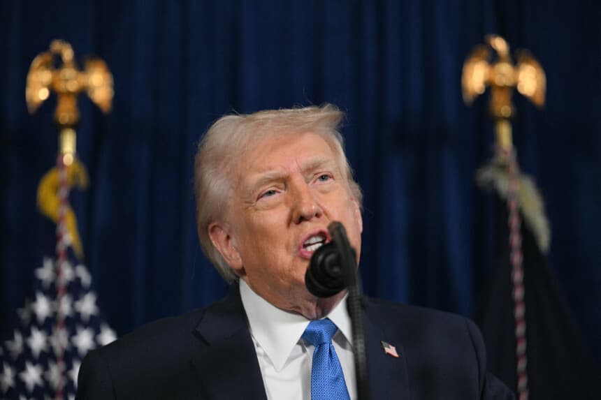 El presidente de Estados Unidos, Donald Trump, habla con la prensa tras las acciones militares estadounidenses en Venezuela, en su residencia Mar-a-Lago en Palm Beach, Florida, el 3 de enero de 2026. (Foto de Jim WATSON / AFP a través de Getty Images)