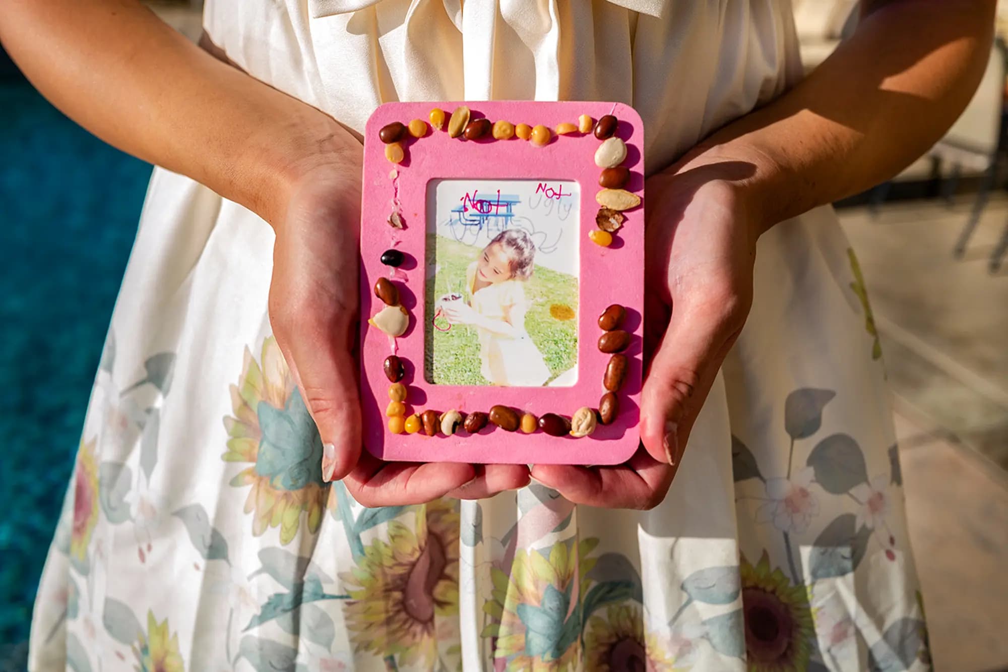 <em>Chloe Cole sostiene una foto de su infancia en el norte de California el 26 de agosto de 2022. Cole recordó que alrededor de cuarto grado comenzó a tener dificultades para lidiar con su cuerpo que empezaba a madurar, "un sentimiento común entre las personas que tienen TDAH o autismo". (John Fredricks/The Epoch Times)</em>