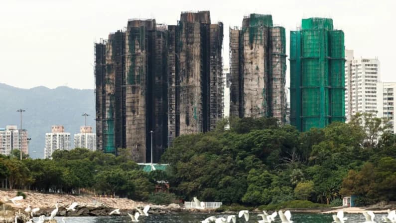 Arrestan a 13 sospechosos por el incendio en Hong Kong, y la cifra de muertos asciende a 151