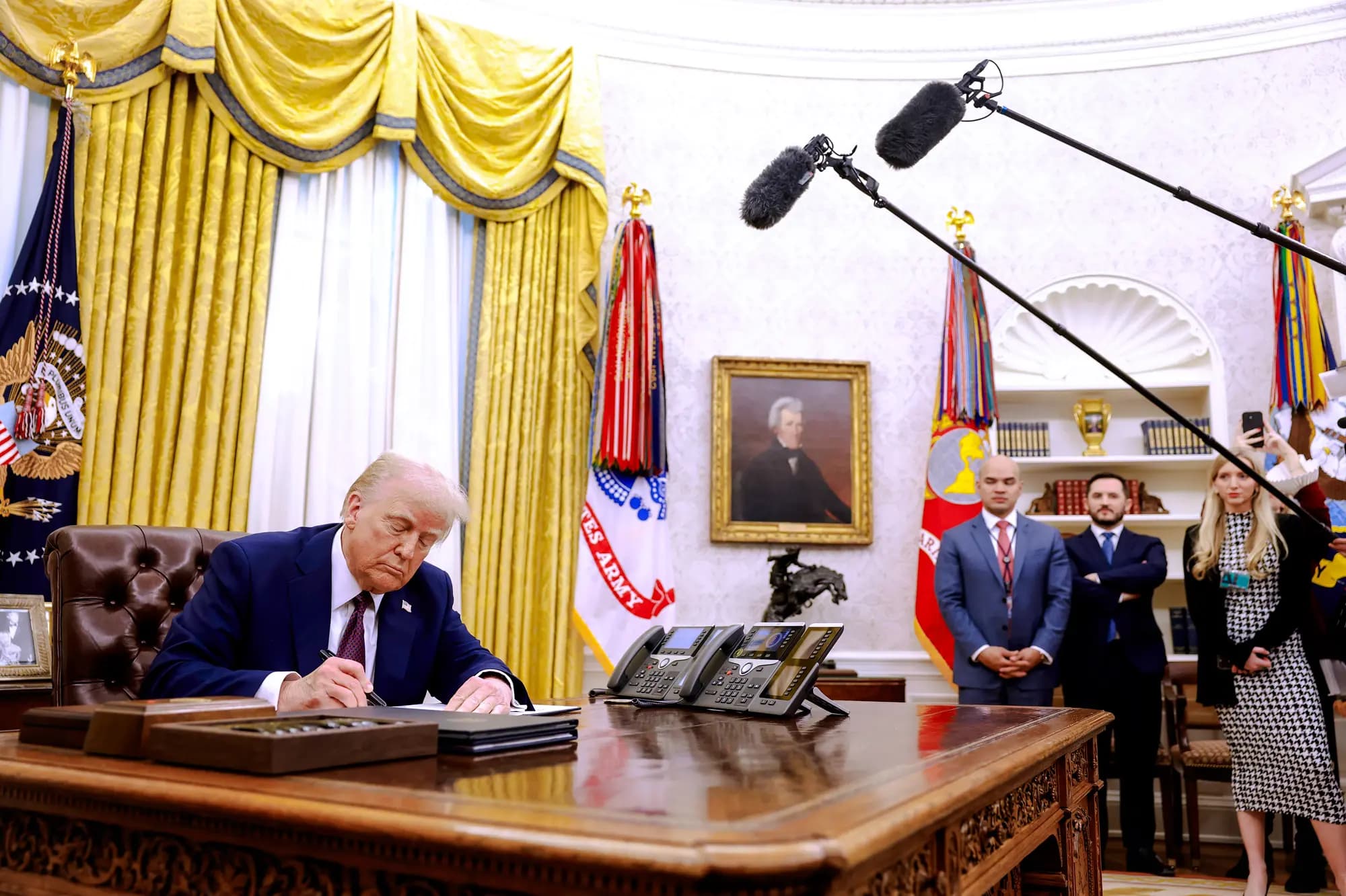 <em>El presidente Donald Trump firma órdenes ejecutivas en el Despacho Oval el 23 de enero de 2025. Poco después de asumir el cargo, Trump firmó una orden que prohíbe la financiación federal o la promoción de intervenciones médicas de transición de género para menores. (Anna Moneymaker/Getty Images)</em>